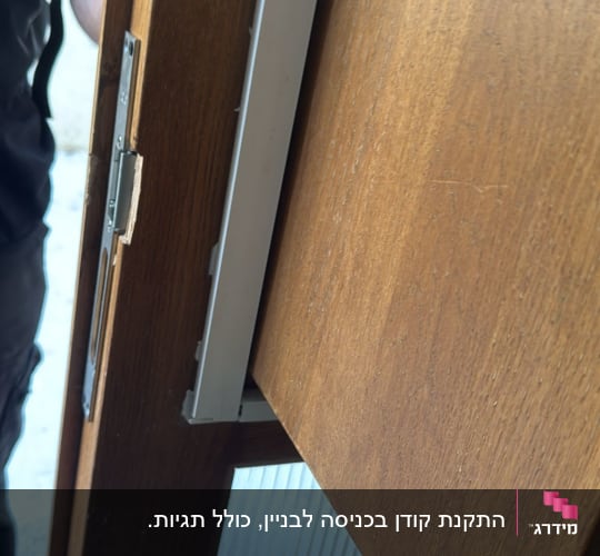 התקנת מנעול חשמלי בדלת עץ